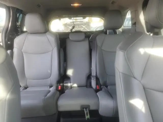 2022 TOYOTA SIENNA XLE  