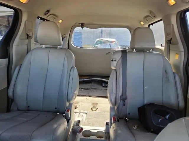 2013 TOYOTA SIENNA XLE  