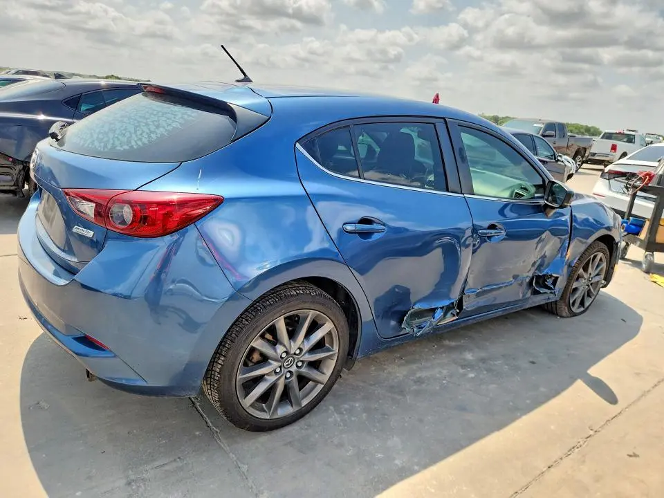 2018 MAZDA 3 TOURING  