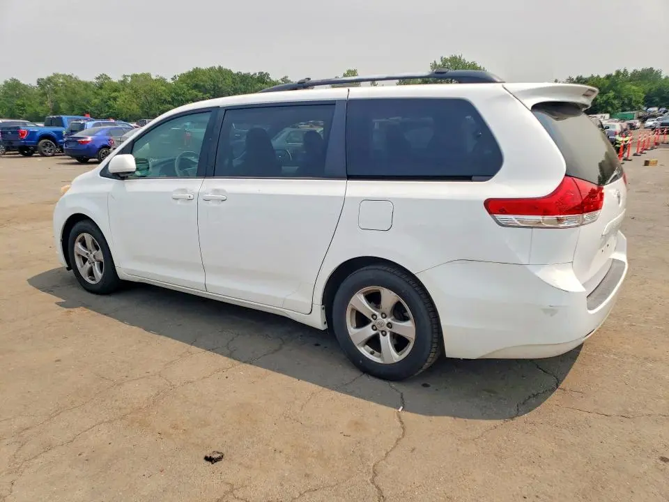 2013 TOYOTA SIENNA LE  