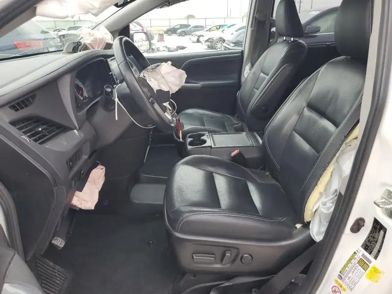 2019 TOYOTA SIENNA SE  