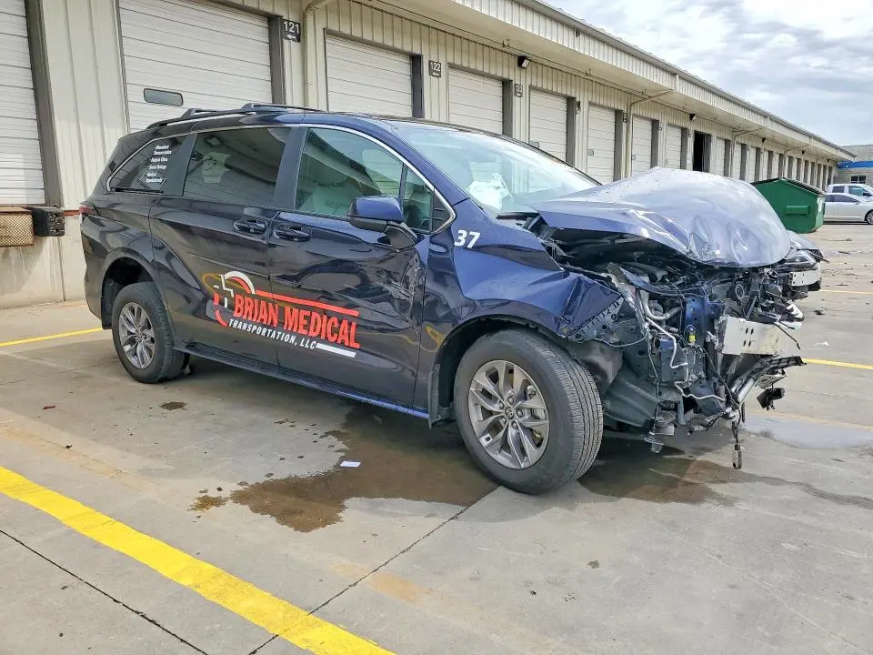 2026 TOYOTA SIENNA LE  