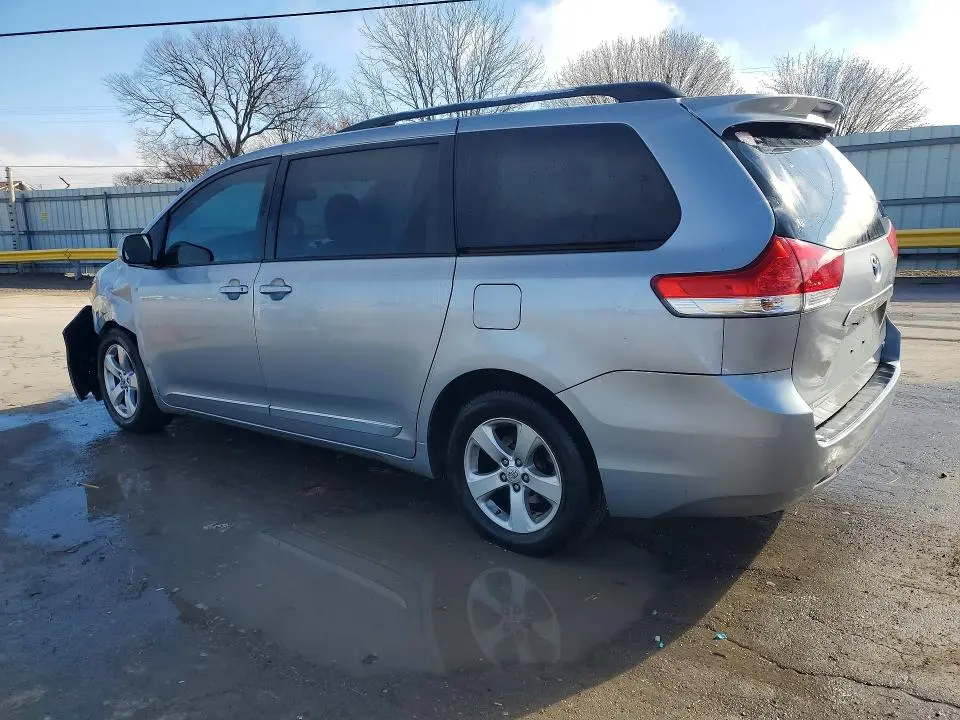 2013 TOYOTA SIENNA LE 8-PASSENGER  