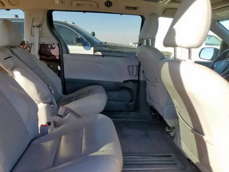 2018 TOYOTA SIENNA XLE  