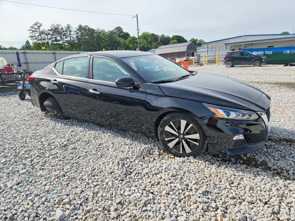 2022 NISSAN ALTIMA SV  