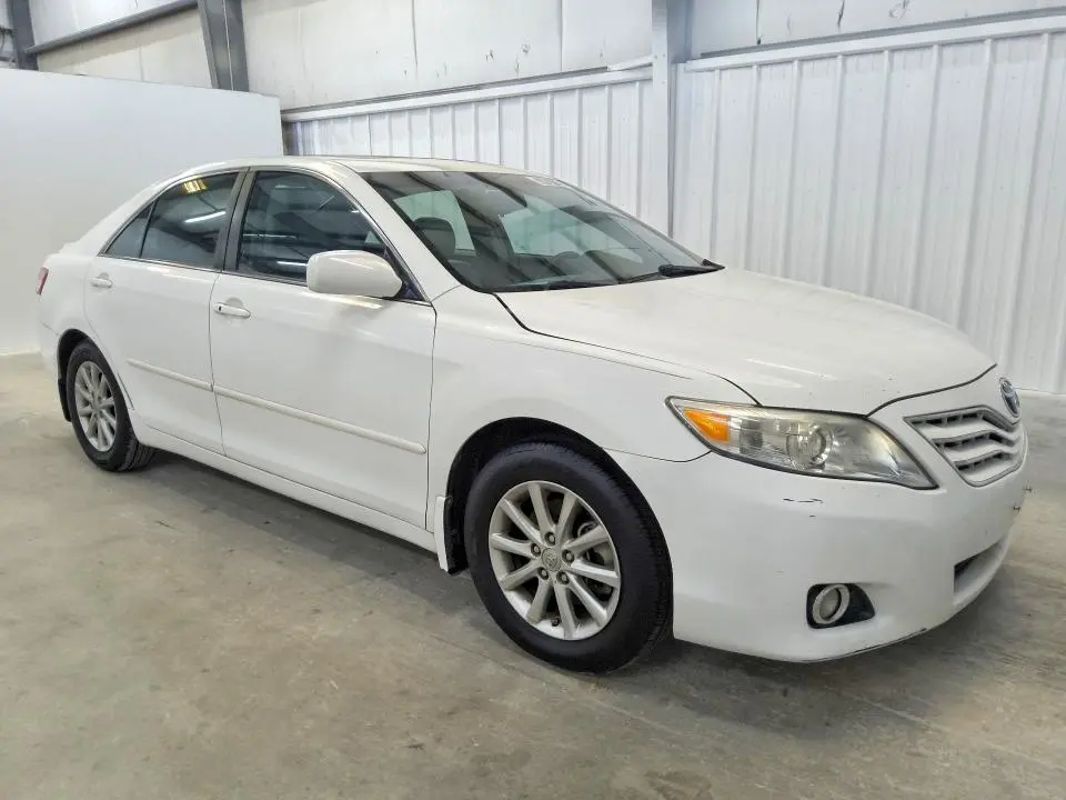 2011 TOYOTA CAMRY XLE V6  