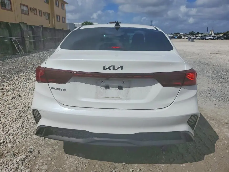 2023 KIA FORTE LXS  