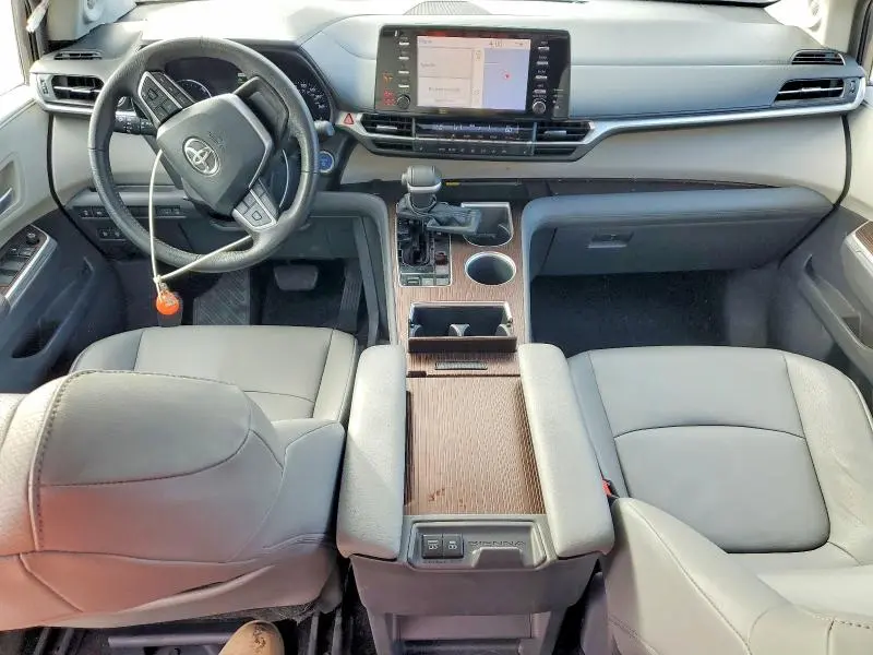 2021 TOYOTA SIENNA XLE  
