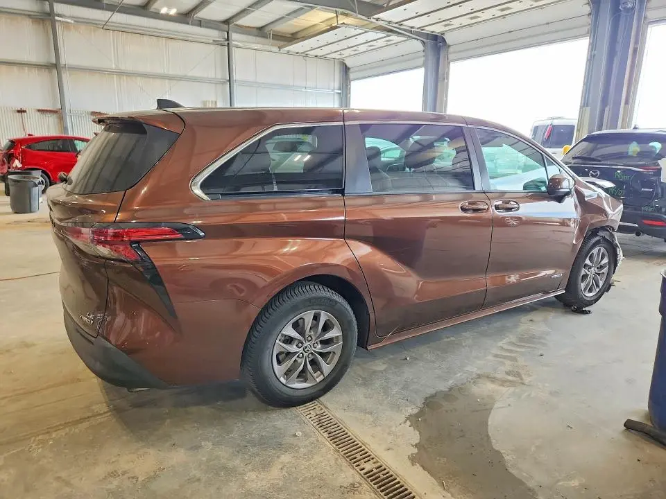 2021 TOYOTA SIENNA LE  