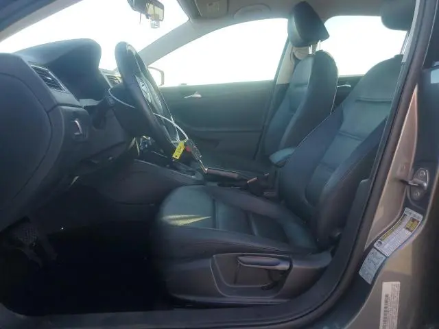 2011 VOLKSWAGEN JETTA SE  