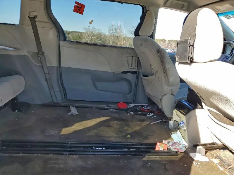 2014 TOYOTA SIENNA LE  