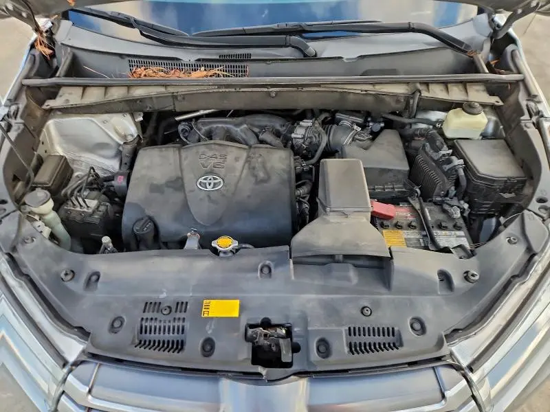 2017 TOYOTA HIGHLANDER SE  