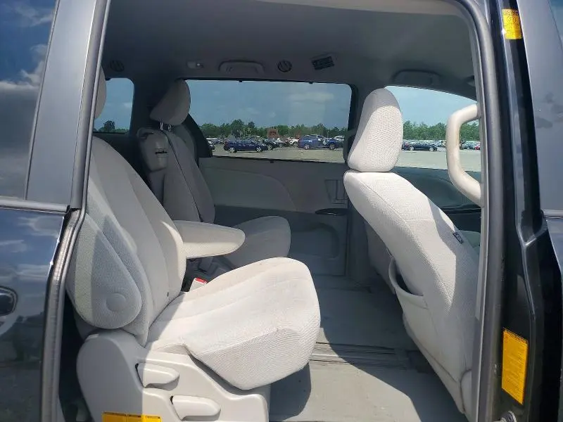 2014 TOYOTA SIENNA LE  