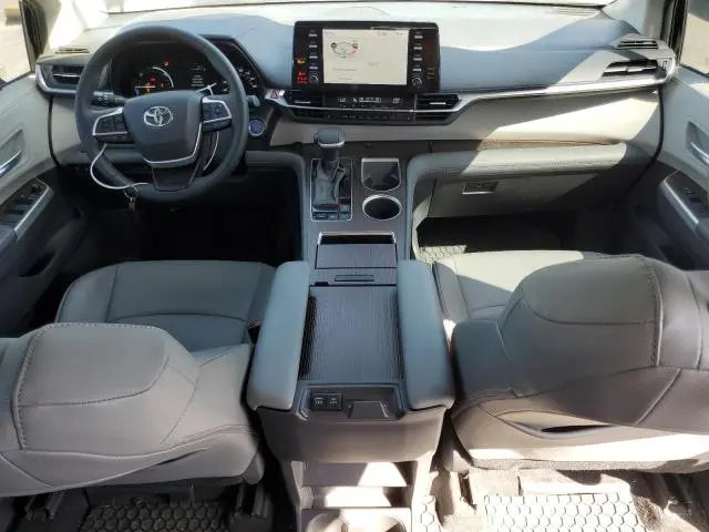 2021 TOYOTA SIENNA XLE  