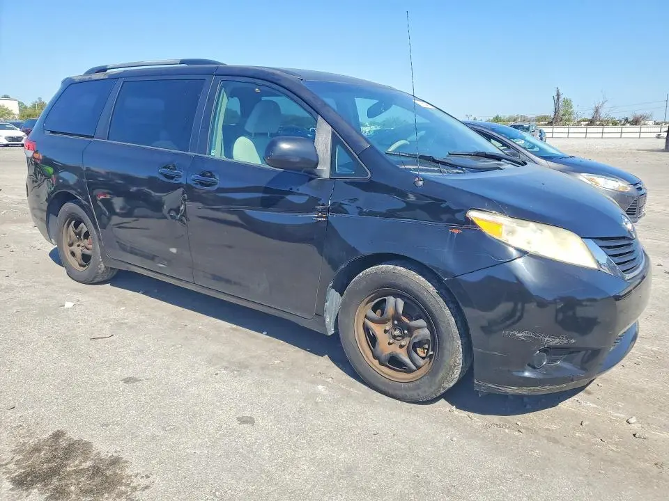 2011 TOYOTA SIENNA LE 8-PASSENGER  