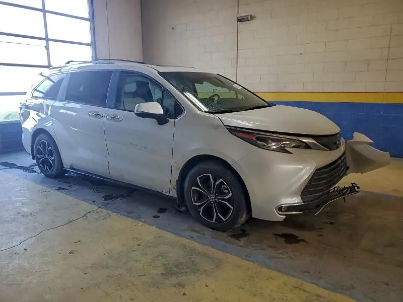 2025 TOYOTA SIENNA LIMITED  