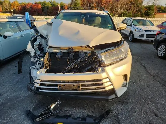 2017 TOYOTA HIGHLANDER SE  