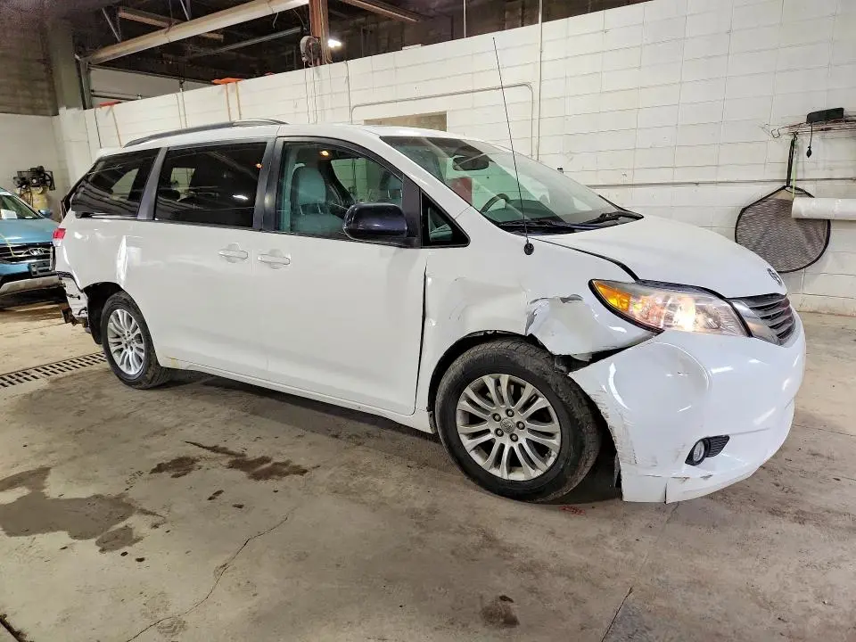 2012 TOYOTA SIENNA   