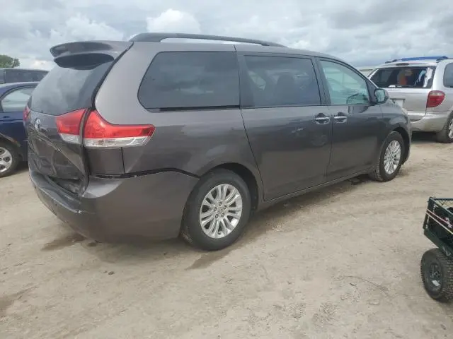 2013 TOYOTA SIENNA XLE  