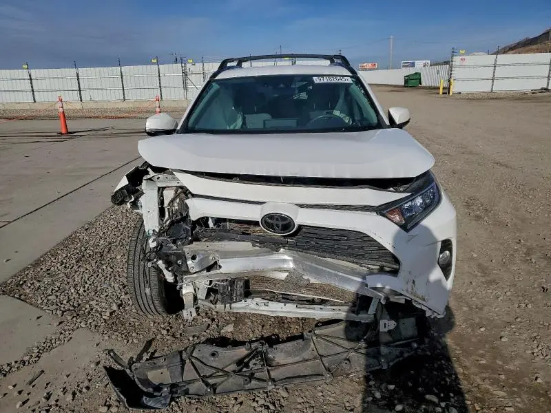 2021 TOYOTA RAV4 XLE  