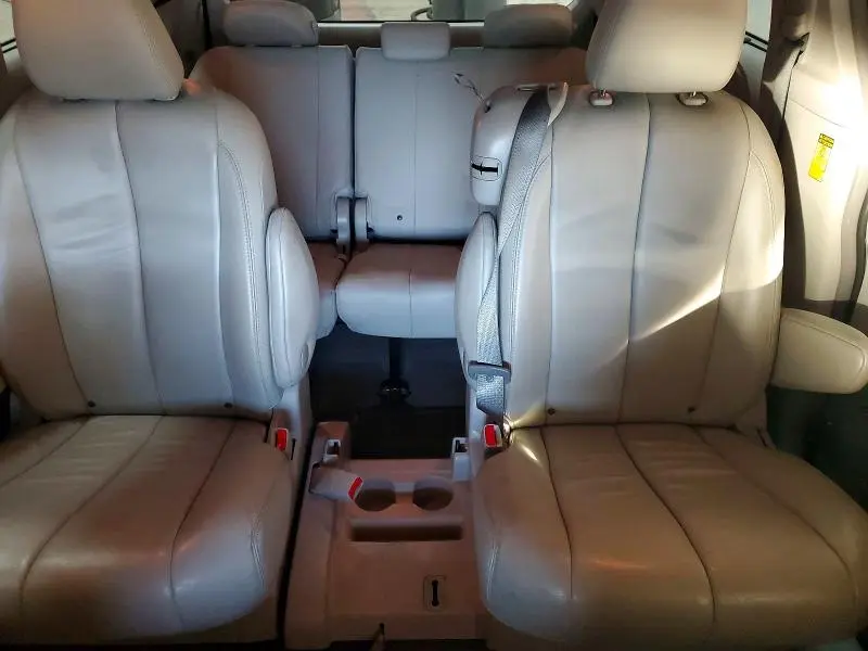 2014 TOYOTA SIENNA XLE 8-PASSENGER  