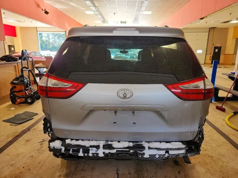 2016 TOYOTA SIENNA XLE  