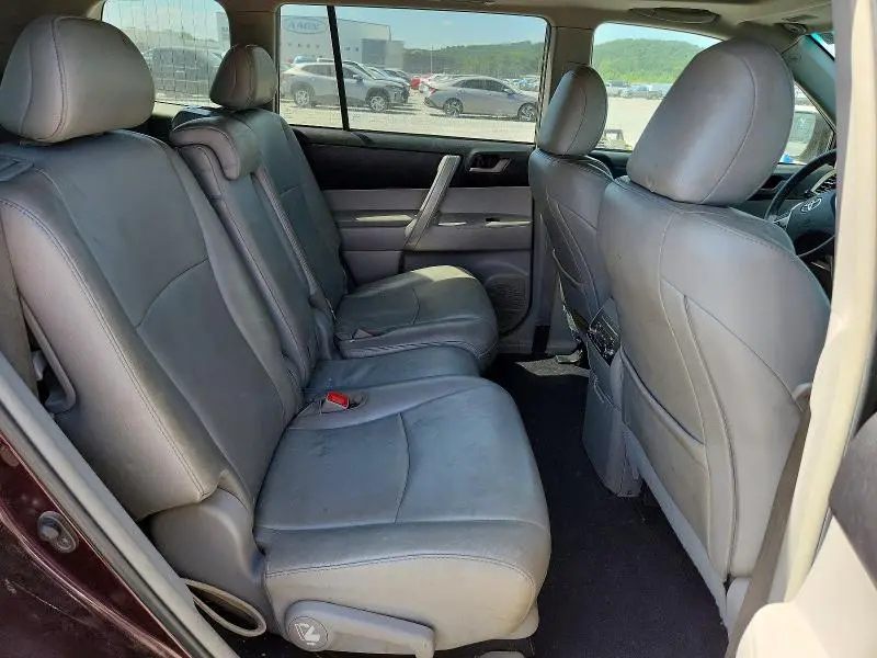 2011 TOYOTA HIGHLANDER SE  