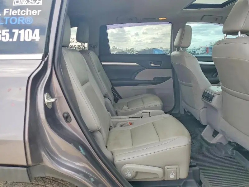 2019 TOYOTA HIGHLANDER SE  