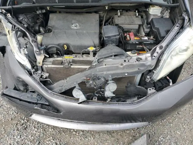 2016 TOYOTA SIENNA LE  