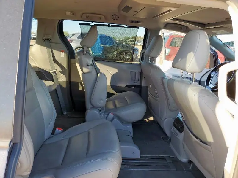 2018 TOYOTA SIENNA XLE  
