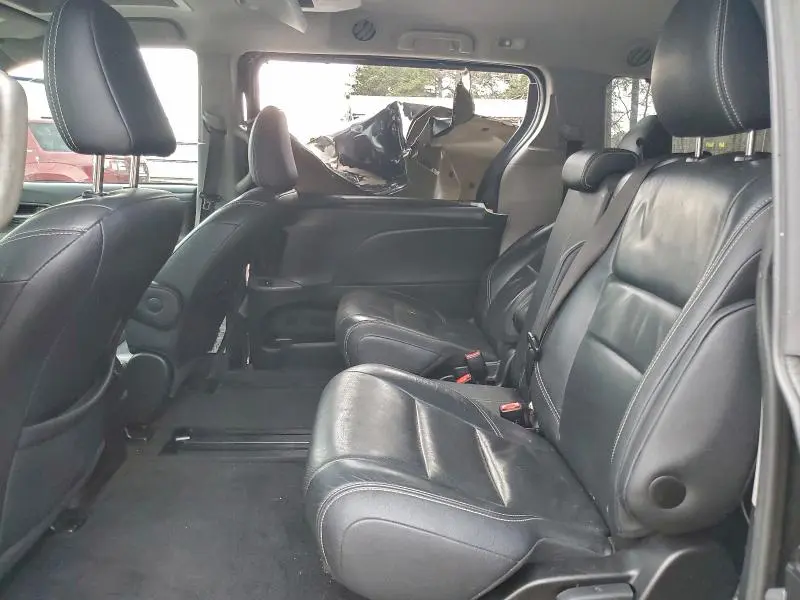 2016 TOYOTA SIENNA SE  