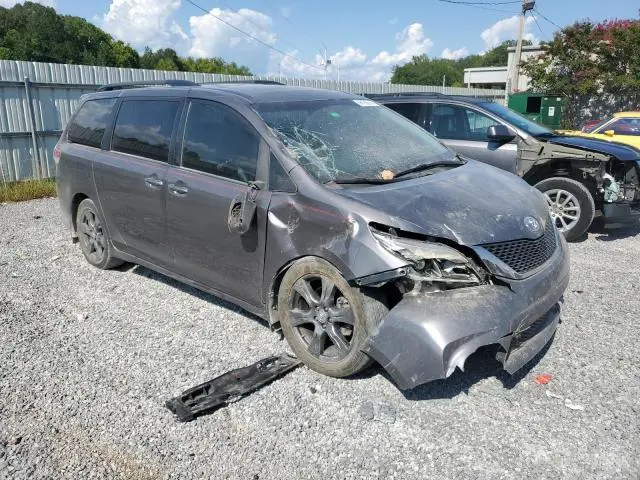 2017 TOYOTA SIENNA SE  