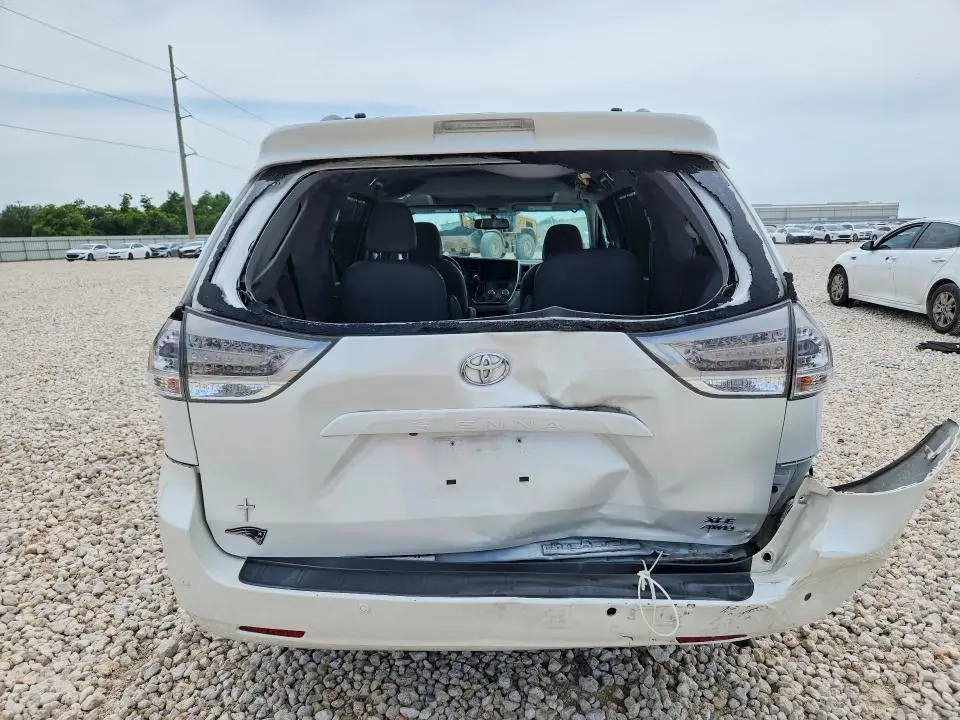 2017 TOYOTA SIENNA XLE 7-PASSENGER  