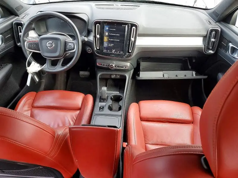 2019 VOLVO XC40 T5 MOMENTUM  