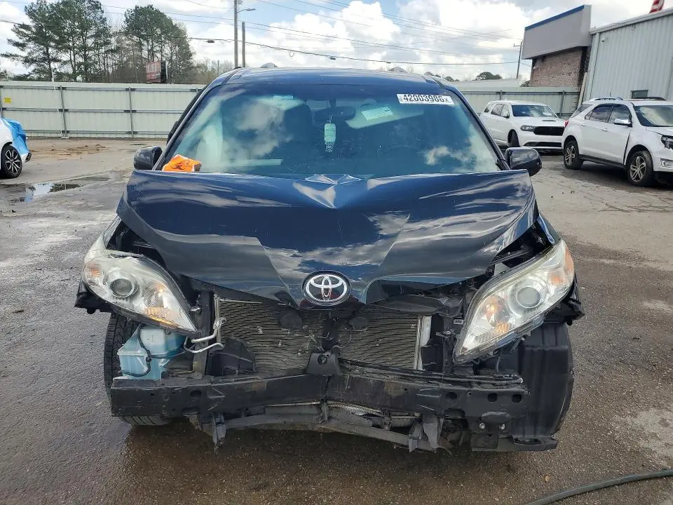 2015 TOYOTA SIENNA LE 8-PASSENGER  
