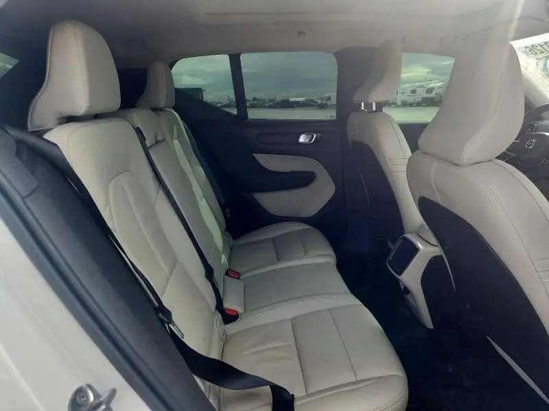2022 VOLVO XC40 T4 MOMENTUM  