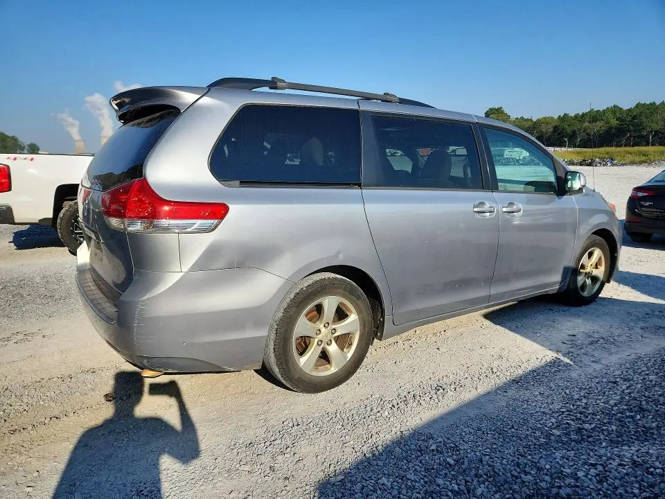 2013 TOYOTA SIENNA LE  