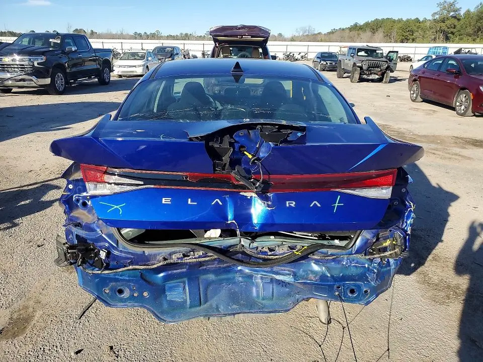 2024 HYUNDAI ELANTRA SE  