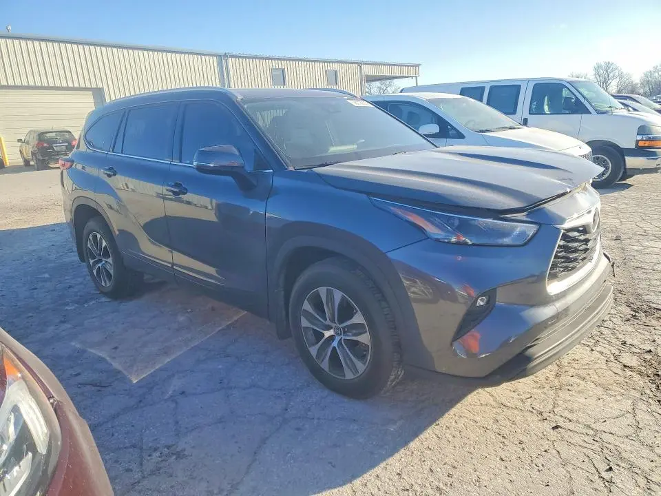 2022 TOYOTA HIGHLANDER XLE  