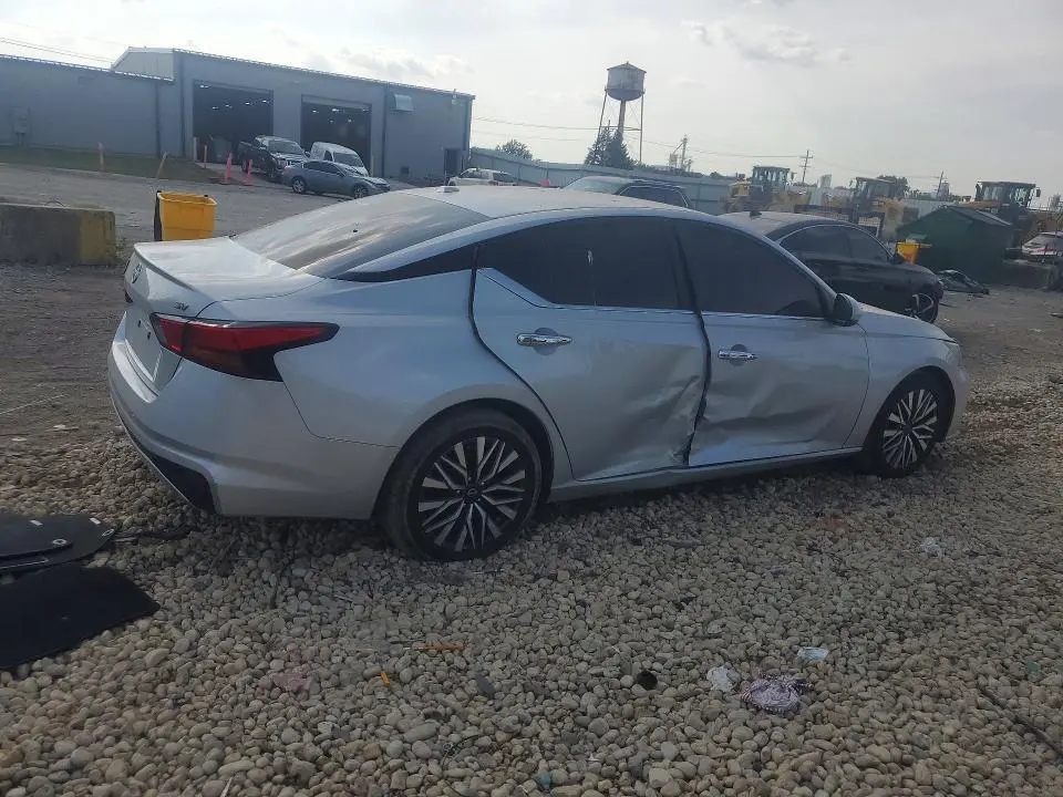 2023 NISSAN ALTIMA SV  