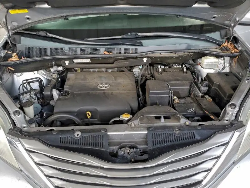 2013 TOYOTA SIENNA XLE  