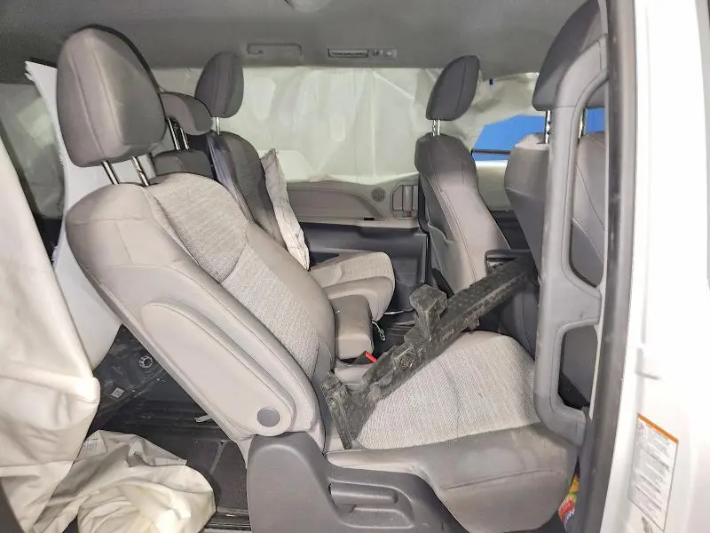 2021 TOYOTA SIENNA LE  