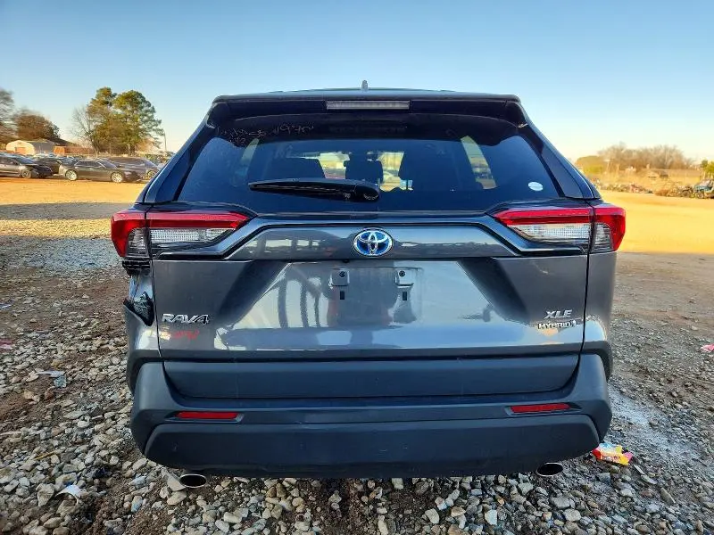 2021 TOYOTA RAV4 XLE  