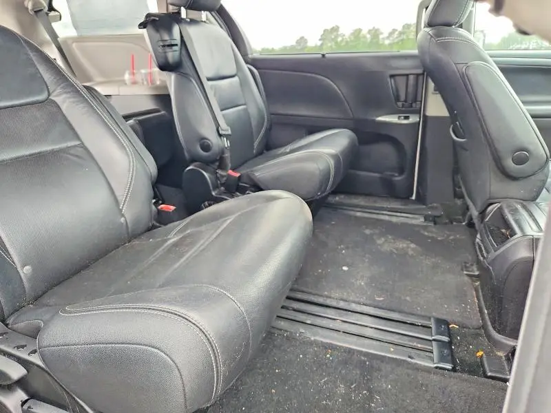 2017 TOYOTA SIENNA SE  