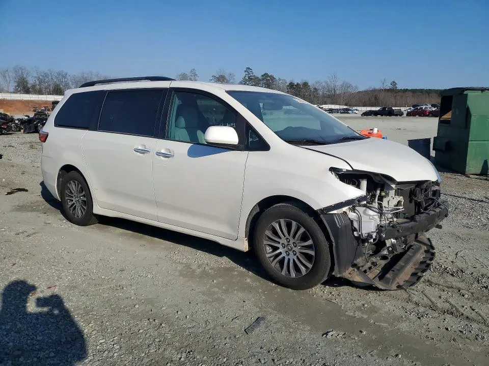 2018 TOYOTA SIENNA XLE  