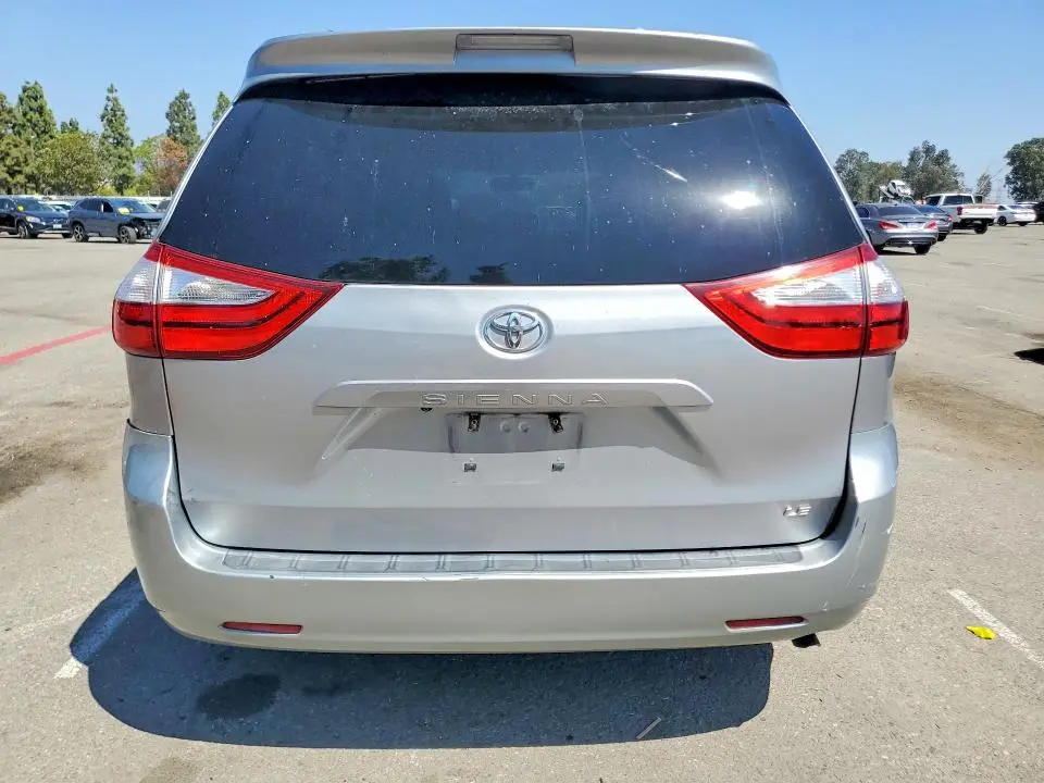 2017 TOYOTA SIENNA LE  