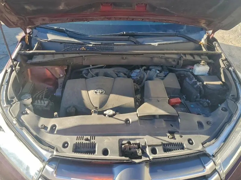 2019 TOYOTA HIGHLANDER SE  