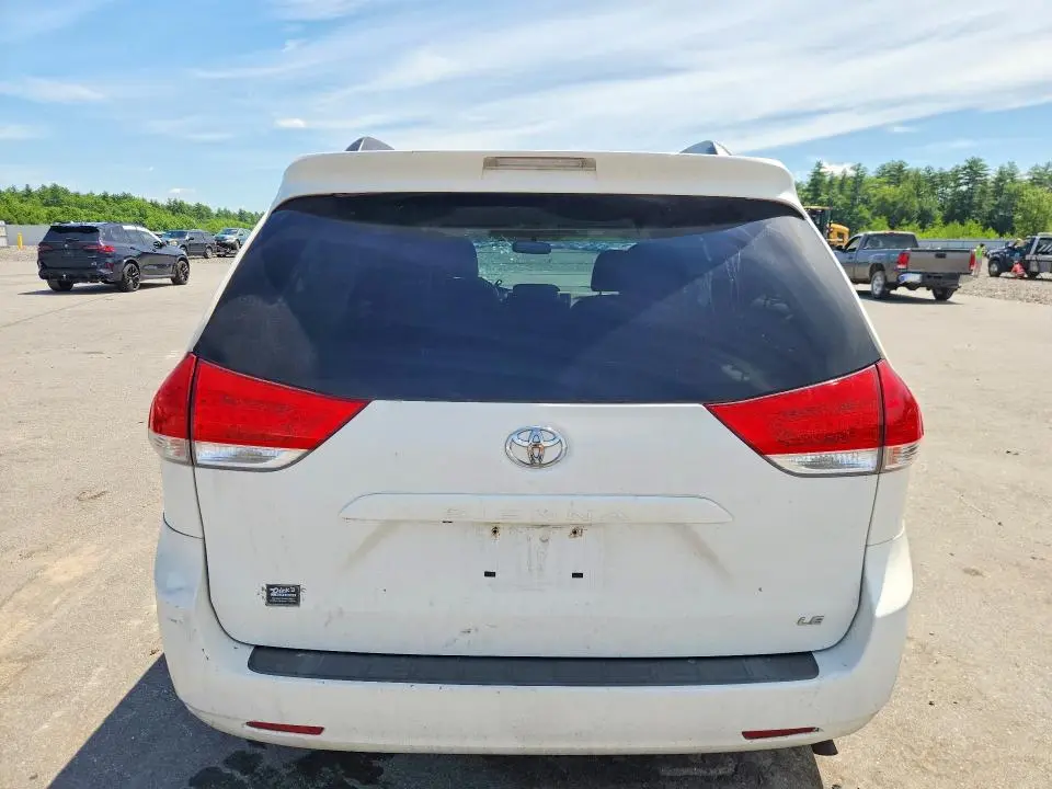2011 TOYOTA SIENNA LE  