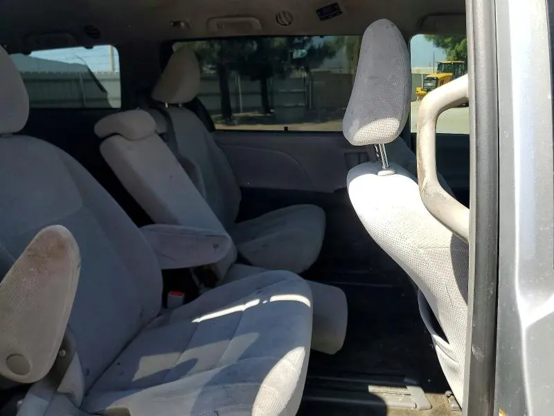 2017 TOYOTA SIENNA LE  