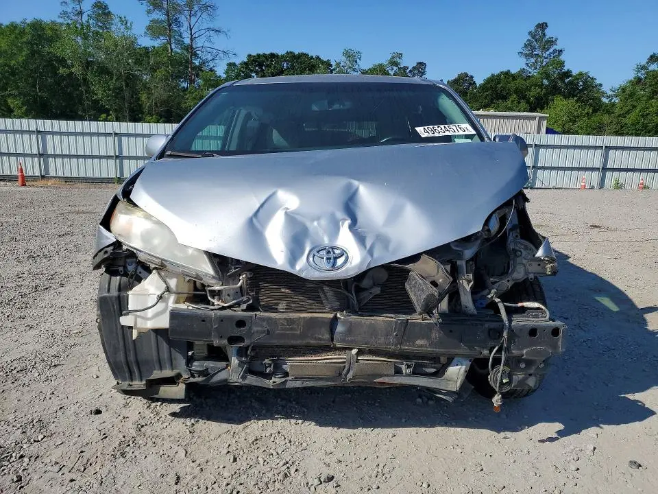 2015 TOYOTA SIENNA LE  